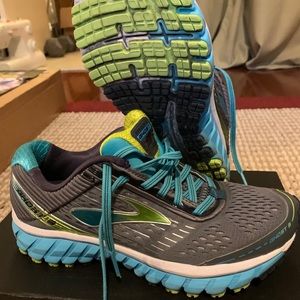 Brooks           running sneakers